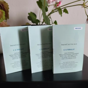 Hudvårdspaket SkinCeuticals 12ML - Ett hudvårdspaket med 3st serum från SkinCeuticals. C E Ferulic Triple Antioxidant Treatment. Är bra för att få mer fasthet i huden och mot rynkor. Perfekt om man vill testa på produkten under en tid innan man eventuellt köper den stora förpackningen. Eller så är dom här minisarna perfekt att ha med på resan! 3 x 4ml = 12ml totalt. 15ML kostar 939kr!!