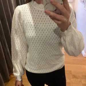 Vit stickad tröja - Jag säljer en vit stickad tröja med en fin stickning upptill nacken samt ner vid händerna. Jättemjuk och skön! Lätt att klä upp men även skön att bara använda hemma! Prislappen är tyvärr borta så vet ej vart den är ifrån eller exakt vilken storlek…