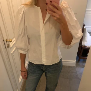 Skjorta från Zara - Säljer denna snygga Zara skjortan med puffärmar, som aldrig är använd! Nypris: 399 kr💓💓