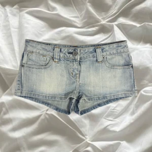 Lågmidjade jeansshorts vintage 2000s  - fina lågmidjade ljusa jeansshorts från 2000-talet 🩶storlek 36 på lappen men små i storlek  passar storlek 34 och kan även funka för 32, se exakta mått på bilderna 🩶i perfekt skick