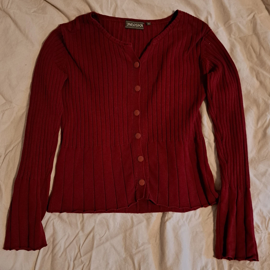 Vinröd ribbad kofta från Indiska - 2