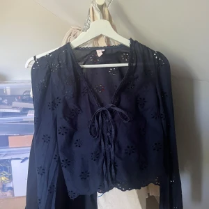 Marinblå blus  - Säljer denna snygga marinblå blusen från Nelly. Den har aldrig använts men har inte kvar prislappen. Nypris 399💕💕