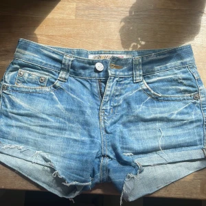 Blå jeansshorts  - Säljer dessa ass snygga shorts då jag ej kan ha dem längre. Rakt över där uppe ungefär 37-38 cm💓💓💓 Hör gärna av er vid intresse 💓💓💓💓