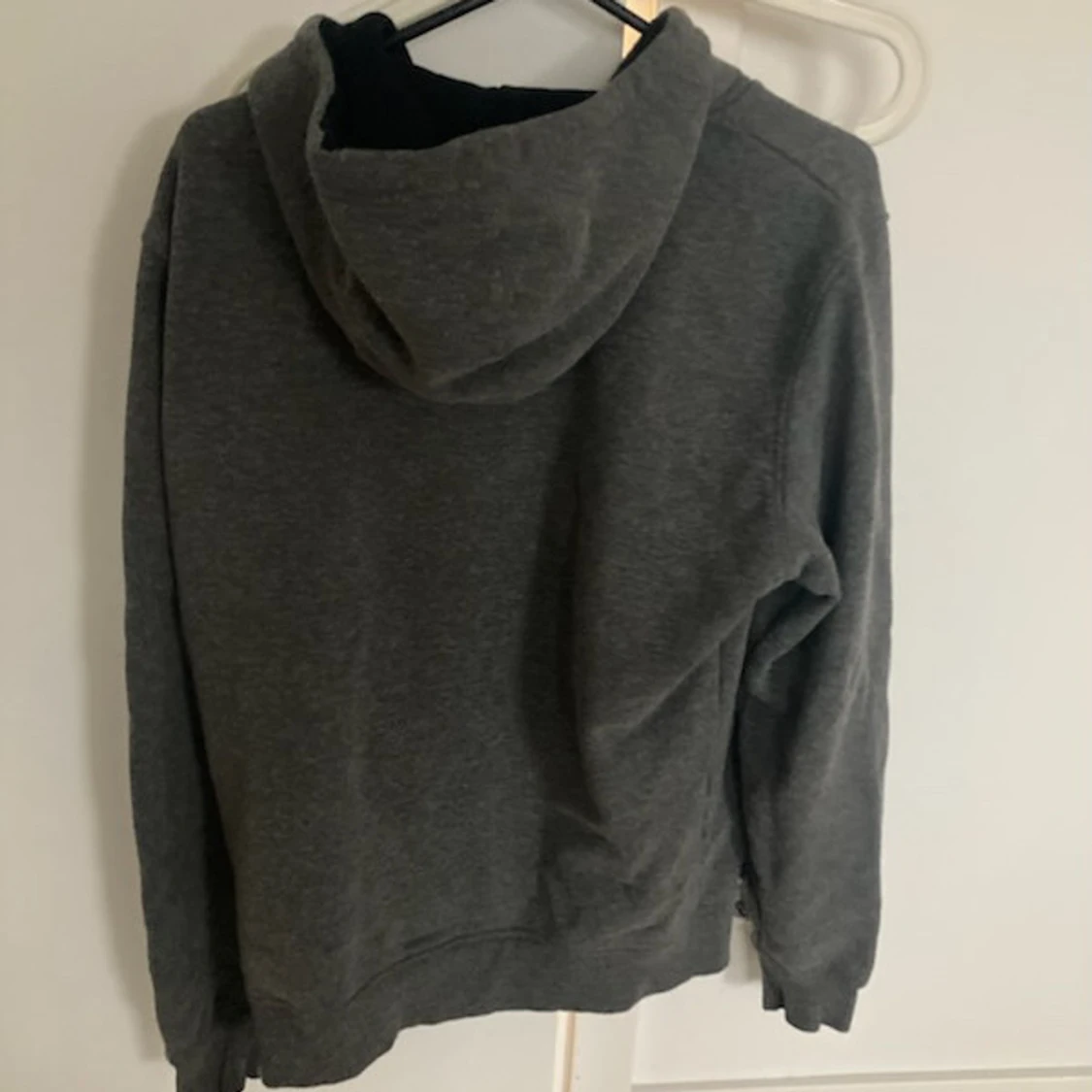 Grå hoodie från The North Face M - 2