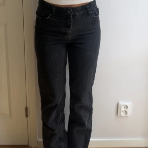 Svarta raka jeans från Bershka - Säljer ett par svarta jeans från Bershka med raka ben. 