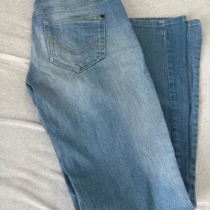 Ljusblå jeans  - Vintage lågmidjade och bootcut jeans med storlek S. Jättebra skick då de har varit använda max 2 gånger. 