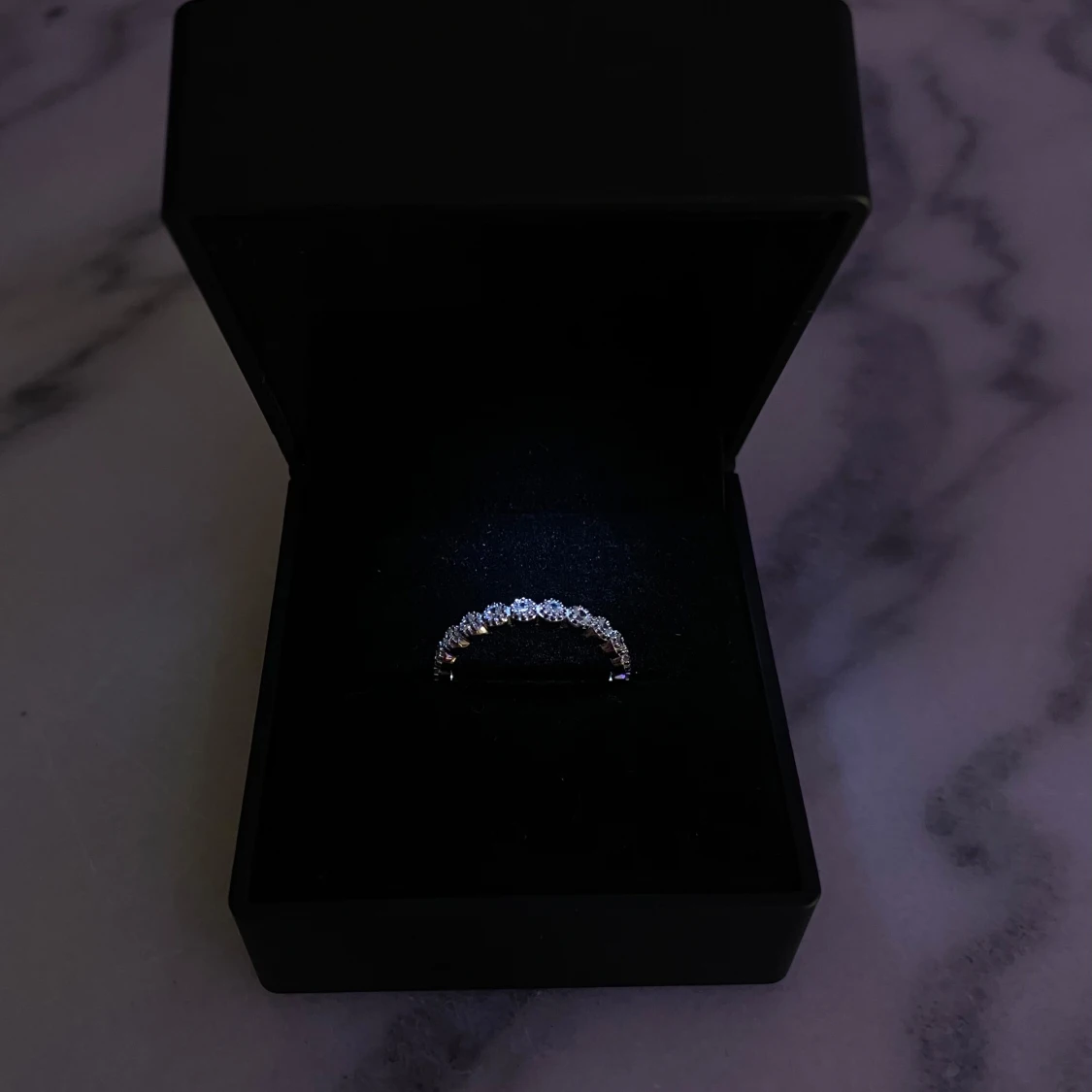 Stilren silverring med fyrkantig kristall - Levereras i LED-presentask - 1