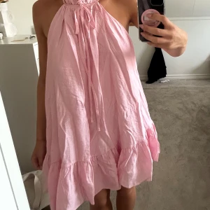 Rosa kort klänning - Säljer kort rosa klänning. Oanvänd och lappen sitter kvar🌸 skicka om du vill ha fler bilder! 