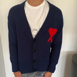 Ami cardigan  - Säljer min snygga ami cardigan då den börjar bli lite för liten. Den är använd sparsamt så det finns inga defekter på användning. Tröjan är i 10-10 skick och är en perfekt tröja nu på kvällarna