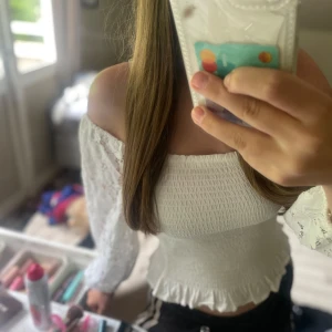 Vit topp från new yorker  - Supersöt vit offshoulder blus från FB Sister i storlek XXS. Toppen har smockad kropp, volangkant nertill och långa ärmar i spets med blommigt mönster. Pris kan diskuteras 