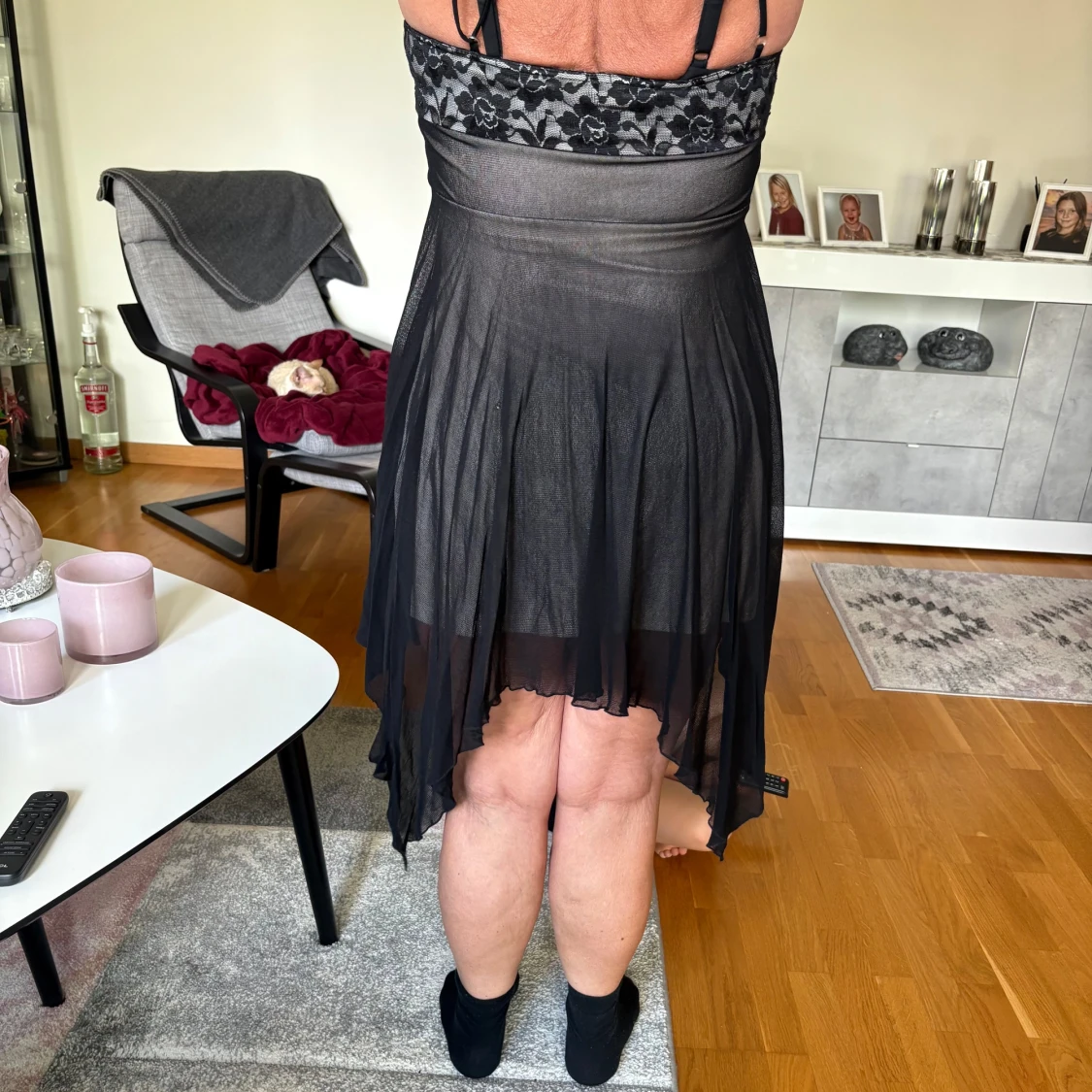 Svart kortklänning med spetsdetalj - 1