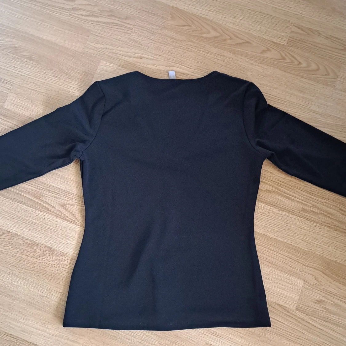 Svart långärmad topp med v-ringning - 1