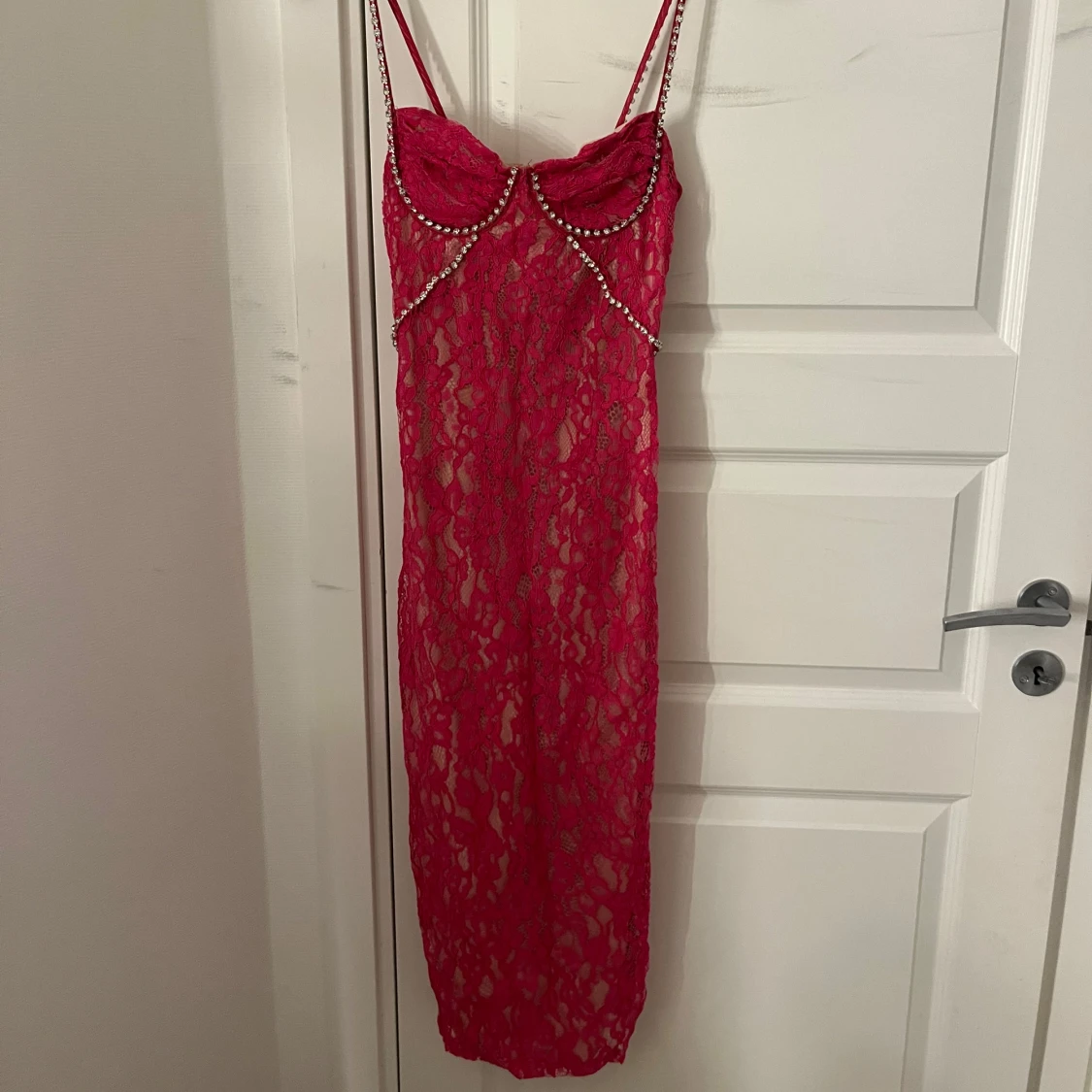 Rosa spetsklänning med pärldetaljer - 2