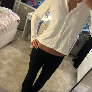 Gullig vit kofta  - Jätte gullig kofta perfekt till sommaren! Passar jätte fint på mig som brukar ha S/M🥰