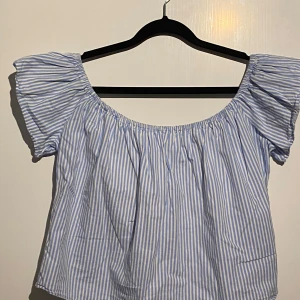 Blå och vit randig blus/topp från Zara!  - Supersöt blus från Zara! I fint skick!  med blå och vita ränder. Modellen har offshoulder-skärning, korta puffärmar och en luftig, loose passform. Perfekt för varma dagar och ger en fräsch sommarkänsla. Tillverkad i mjuk bomull som känns skön mot huden. Den har ett ”inbyggt” linne som gör att den sitter ännu bättre! 