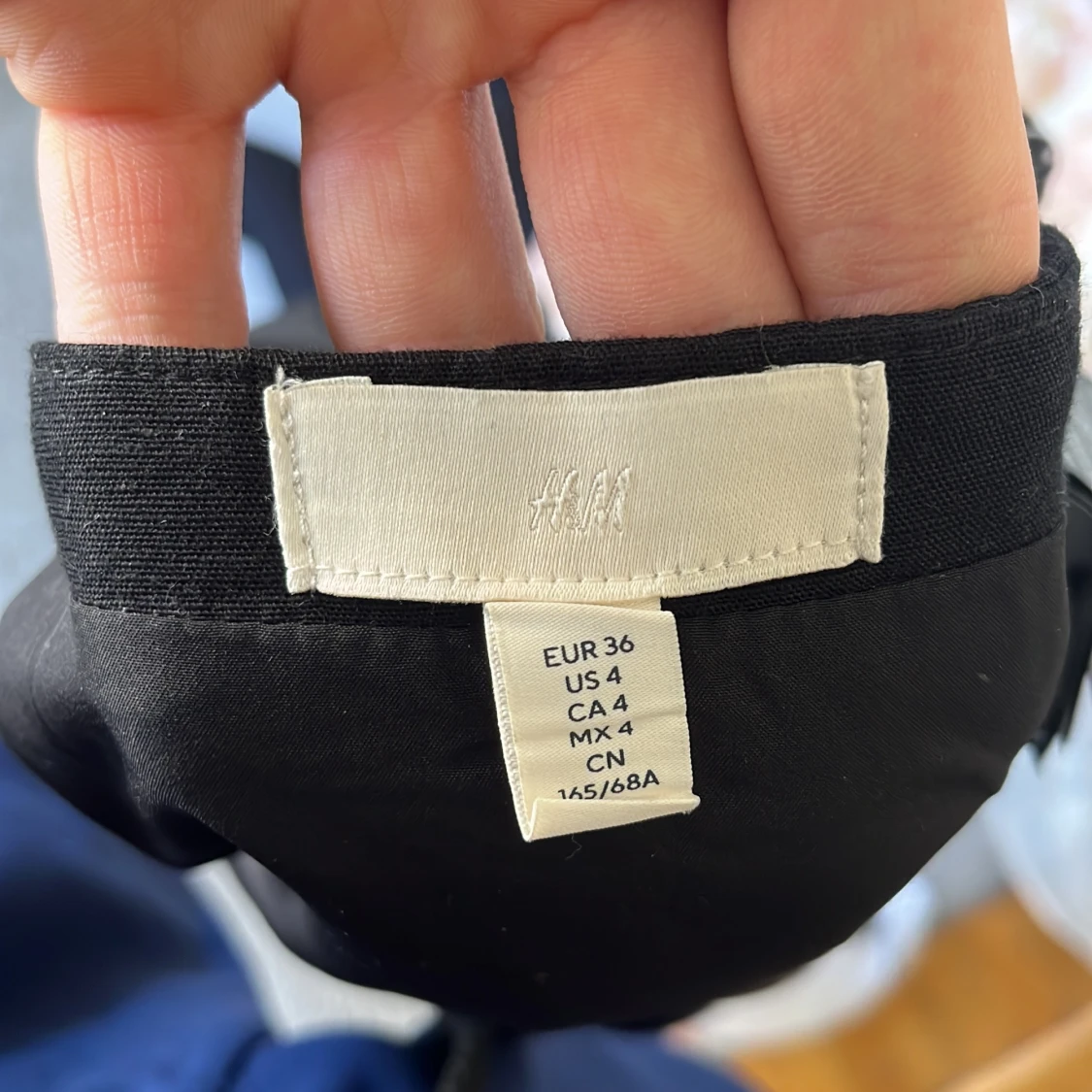 Svart minikjol med slits från H&M - 3