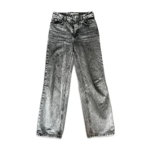 Stone wash wide jeans från NA-KD - Snygga stone wash jeans från NA-KD i svart och grått. Modellen är högmidjad med raka, vida ben. Storlek 34.