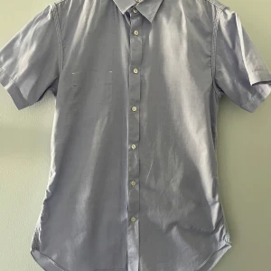 Commes des garçon ut och in skjorta small - Commes des garçon ljusblå skjorta.  Ut och in på- fickan är på insidan och sömmar på utsidan. Mycket bra skick, knappt använd. 