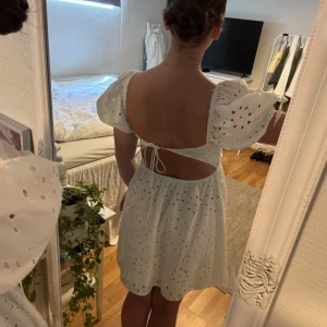 Vit klänning Zara - En jättesöt vit kortklänning med öppen rygg från Zara, storlek S. I princip aldrig använd, som ny💕Normal i storlek!