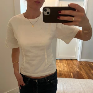 Krämvit figursydd t-shirt - Från Carin Wester! Storlek S💖 Endast använd 1 gång💕