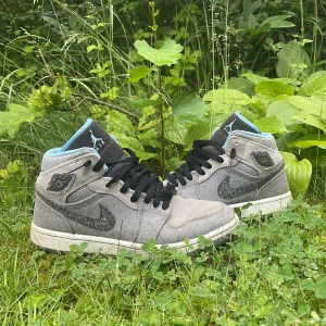 Jordan 1s Mid Crater grey university blue - Nike air jordans 1 mid crator grey universitet blue i storlek 41. Bra skick använd med varsamhet. En unik sko med universitet blue detaljer perfekt till sommaren!