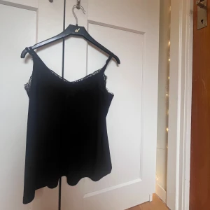 Svart linnetopp  - Svart linnetopp med spets köpt från new Yorker i storlek XS❤️