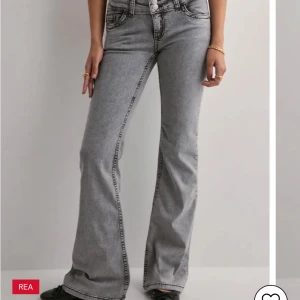 Low waist bootcut stitch jeans nelly  - Säljer dessa superfina jeansen från nelly! Jeansen är använda max 3 gånger och är i jätte fint skick💕Säljer dom pågrund av att dom inte kommer till användning