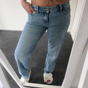 Low waist ljusblå raka jeans från Lee - Säljer ett par ljusblå jeans från Lee med klassisk femficksdesign och raka ben. Jeansen har normal passform och är tillverkade i robust denim. Perfekta för en chill och avslappnad stil. 