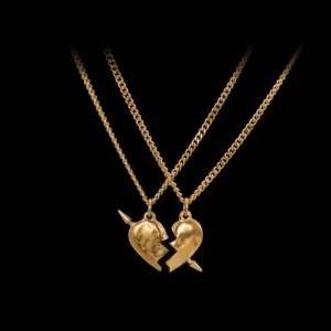 Maria Nilsdotter guld halsband - Säljer vänstra hjärthalvan av ”YOU & ME NECKLACE” från Maria Nilsdotter, den är i längd 45, jättebra skick knappt använd. Säljer då jag vill köpa ett i silver istället så kan även byta till samma fast i silver 🩷
