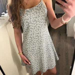 Blommig kortklänning från lager 157 - Söt blommig klänning från barnsektionen från lager 157 i storlek 160 men sitter som en XS och är lite flowy i passformen. 