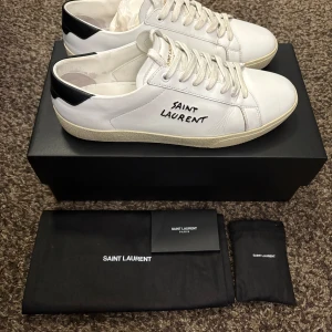 Saint Laurent Sneaker - Saint Laurent Skor i storlek 42.5.  Fint skick! Med box, dustbag och extra snören