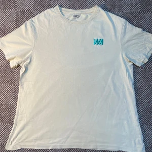 Beige WARP T-shirt  - Beige T-shirt från WARP | Storlek 170 | Passform S | Underbar för varma dagar | Gott skick | Pris: 49 kr