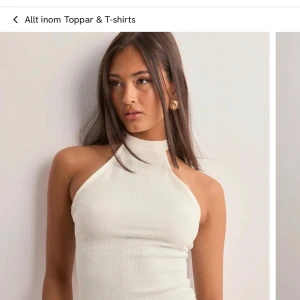 Vit halterneck topp från Nelly - Supersnygg vit linnetopp från Nelly med hög hals och ribbad struktur. Toppen är aldrig använd och har lappen kvar!