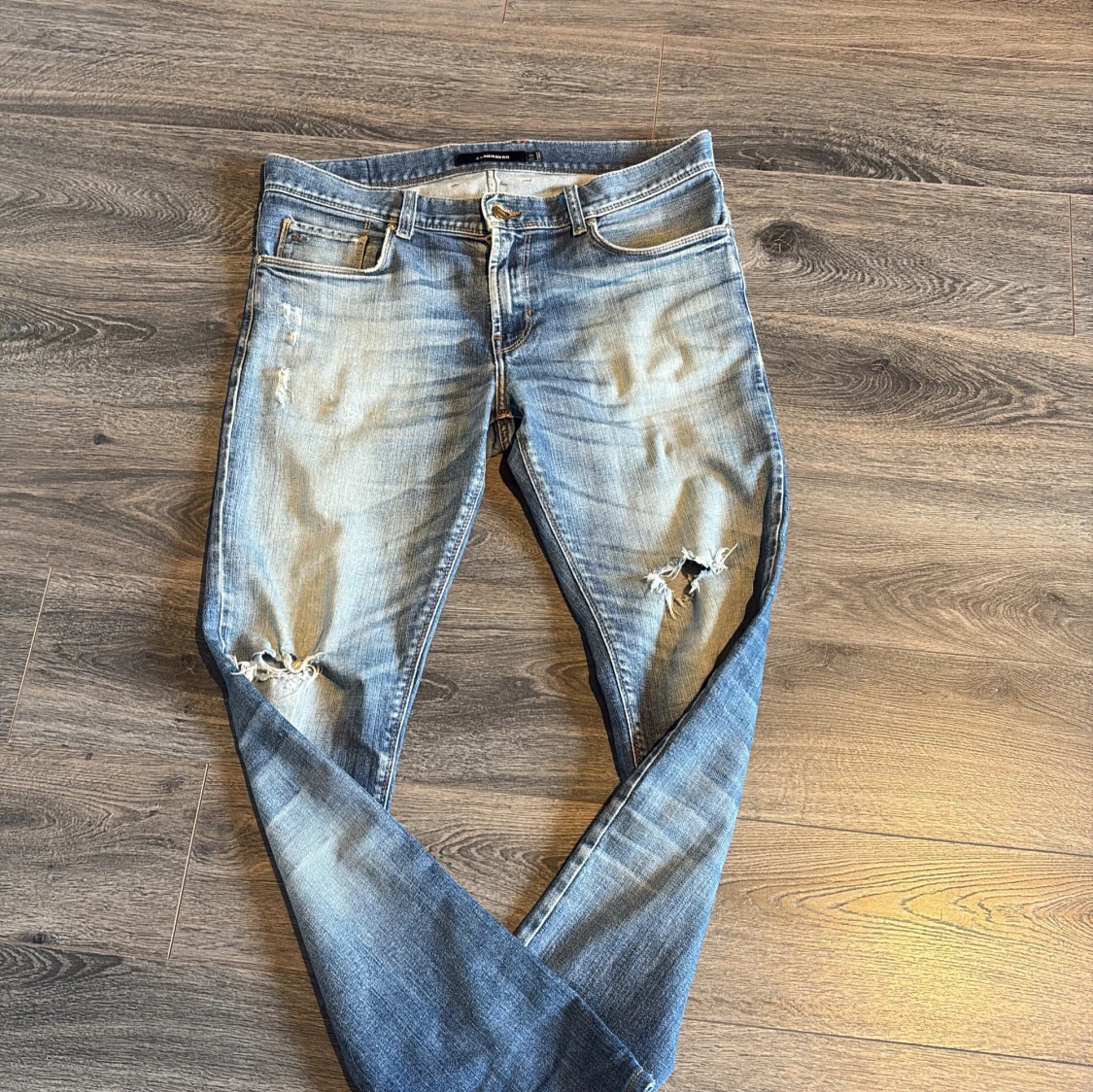 Jeans från J.Lindberg m slitningar - 1