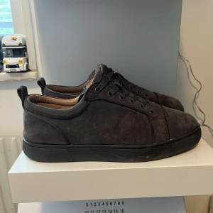 Louboutin skor grå - Ett par feta knappt använda loubs utan spikar skick 8/10