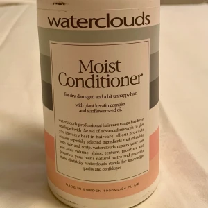 *NY*Waterclouds Moist Conditioner 1000ml - Stor flaska Moist Conditioner från Waterclouds med växtbaserat keratinkomplex och solrosfröolja. Perfekt för torrt och behandlat hår, ger fukt och glans. Snygg design i vitt med pastellfärgade detaljer och praktisk pump. Rymmer 1000 ml och är tillverkad i Sverige. Nypris: 449 sek, Pris nu: 200 sek 