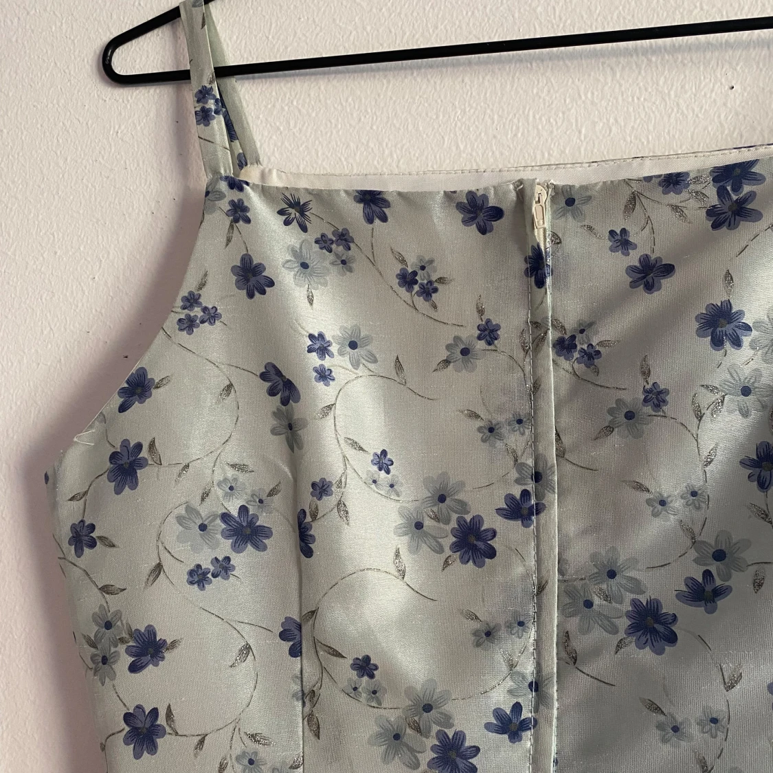 Blommig ljusblå kort klänning med smala axelband - 3