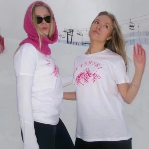Vit t-shirt med rosa Afterski-tryck - Vit t-shirt med rosa snyggt Afterski-tryck. Endast använd 1 gång på afterski, alltså som helt ny i skicket. Klassisk passform med rund hals och korta ärmar. Köpt för 200kr men säljer för 80💖