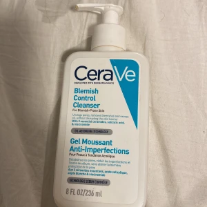 CeraVe Blemish Control Cleanser 236ml - CeraVe Blemish Control Cleanser är en ansiktsrengöring med 3 essentiella ceramider, salicylsyra och niacinamid. Perfekt för dig med fet eller aknebenägen hud. Kommer i en vit plastflaska med pump och blå detaljer. Oparfymerad och skonsam mot huden. Finns mer än halva kvar så ungefär 2/3 kvar💕Säljer då jag aldrig använder den💕