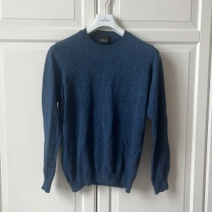 Oscar Jacobsson tröja - Riktigt snygg tröja från Oscar Jacobsson i navy blue. Tröjan är sparsamt använd och är i och princip nyskick. Nypris ligger runt 2000kr, mitt pris är endast 699kr!! Skriv i dm vid intresse eller frågor😊