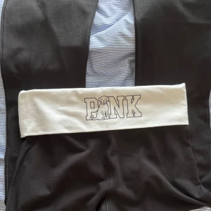 VS yoga pants - aldrig använda. jag är 176 och midjemåttet är 37 & innerbenslängden 82cm. ok att köpa direkt 🤍