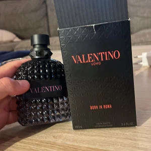Valentino perfym  - 100 ml kvar, fick i present fast ej den jag önskade. Öppen för byten samt prisförslag 