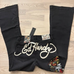 ed hardy jeans - nya utan tags. midja 70cm och innerbenslängd 82cm, jag är 176. i storlek 28 🖤