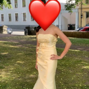Gul och rosa fest/bröllopsklänning ( kan köpas separat ) - 💛 M/S st 38 Mycket fint material                                 🩷XS vuxen Bra material  1 st 800 kr 2 st 1500 kr