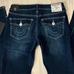 true religion jeans 🖤 - aldrig använda utan tags. har storlek 28 på bilderna men de jag säljer är 29. sitter i princip exakt likadant. 72cm midja och 84cm innerbenslängd. jag är 176 🩵