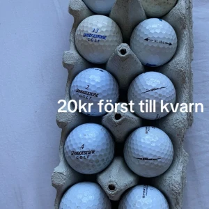 Golfbollar - Den här bilden visar flera golfbollar. För ett sjukt bra pris 