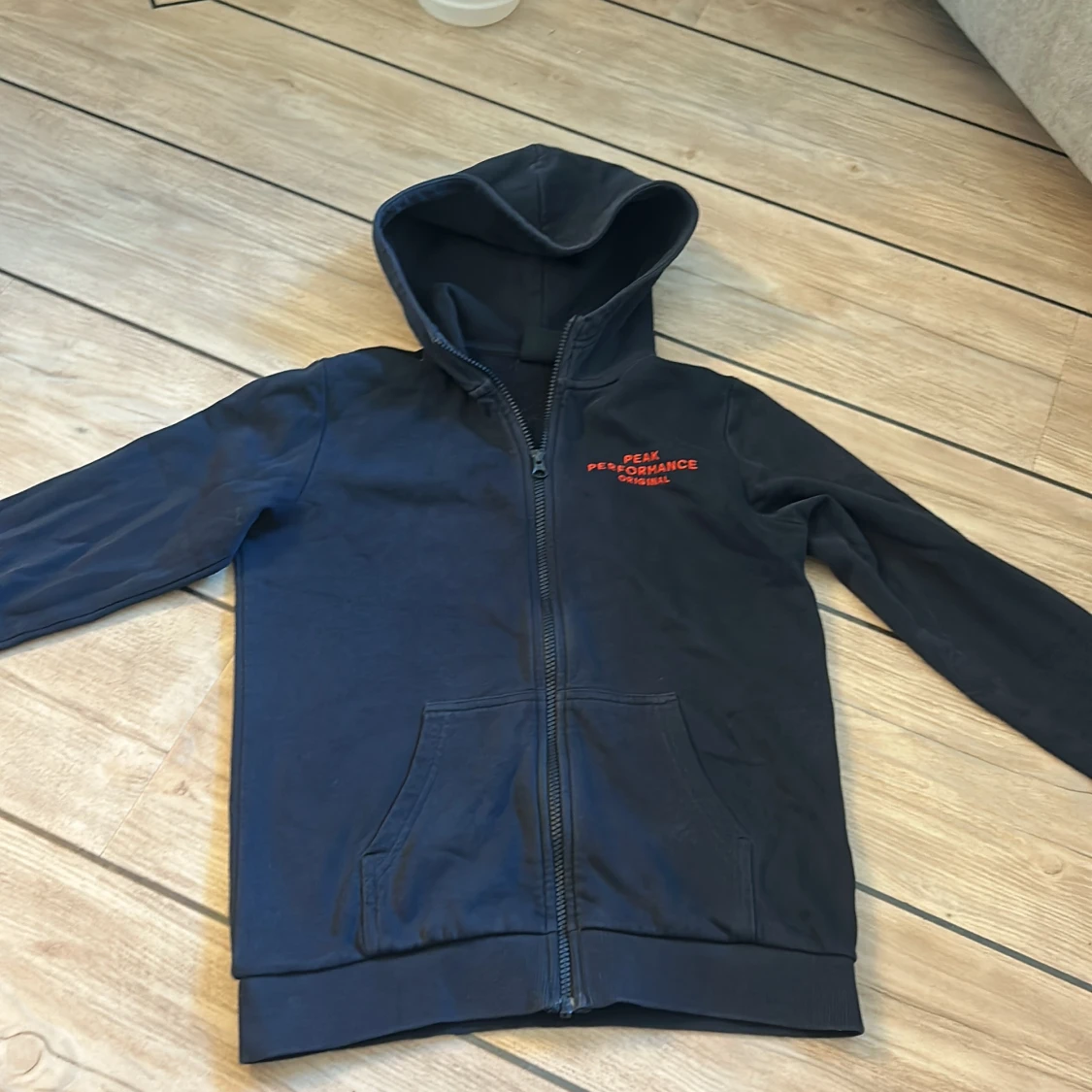 Blå hoodie från Peak Performance