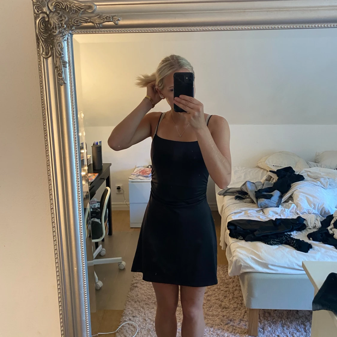 Svart kort klänning från H&M Divided