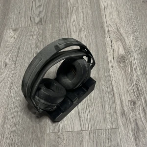 Rigg headset med platta ( trådlösa) - Detta är ett par rigg hörlurar kostar 2499 nypris men mina säljs för 800 köpte dom men har aldrig haft användning av dom så 800kr känns som ett rimligt pris! Trådlösa och man använder ett chip för att koppla