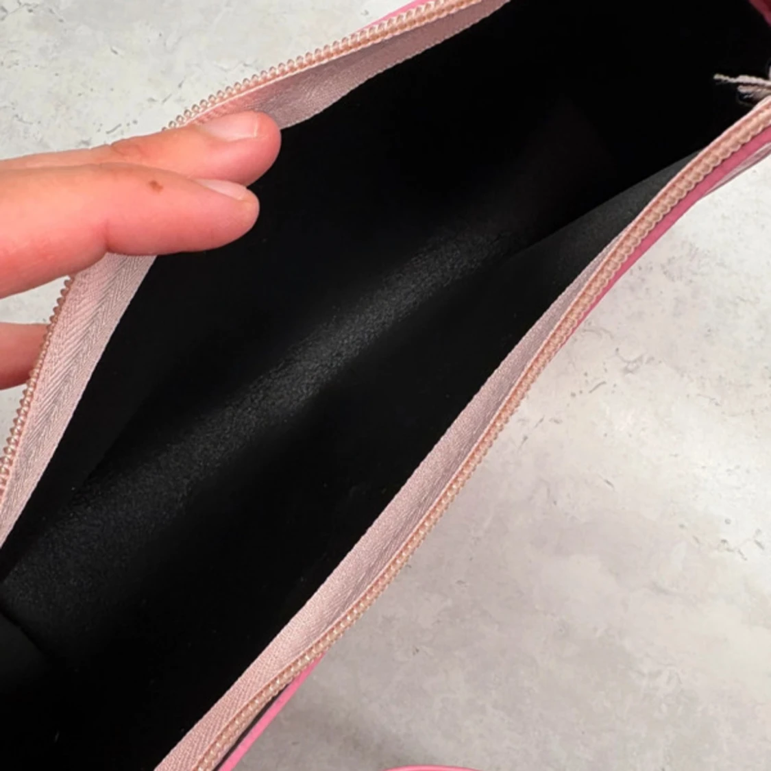 Rosa axelväska i glansigt material - 3